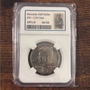 1971-D / KENNEDY HALF DOLLAR - JFK 12956 [KEEPSAKE SLAB] (C/N CLAD) AU
